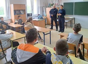 Policjantka i dzielnicowy odwiedzili dzieci z Zespołu Szkolno-Przedszkolnego w Mościsku